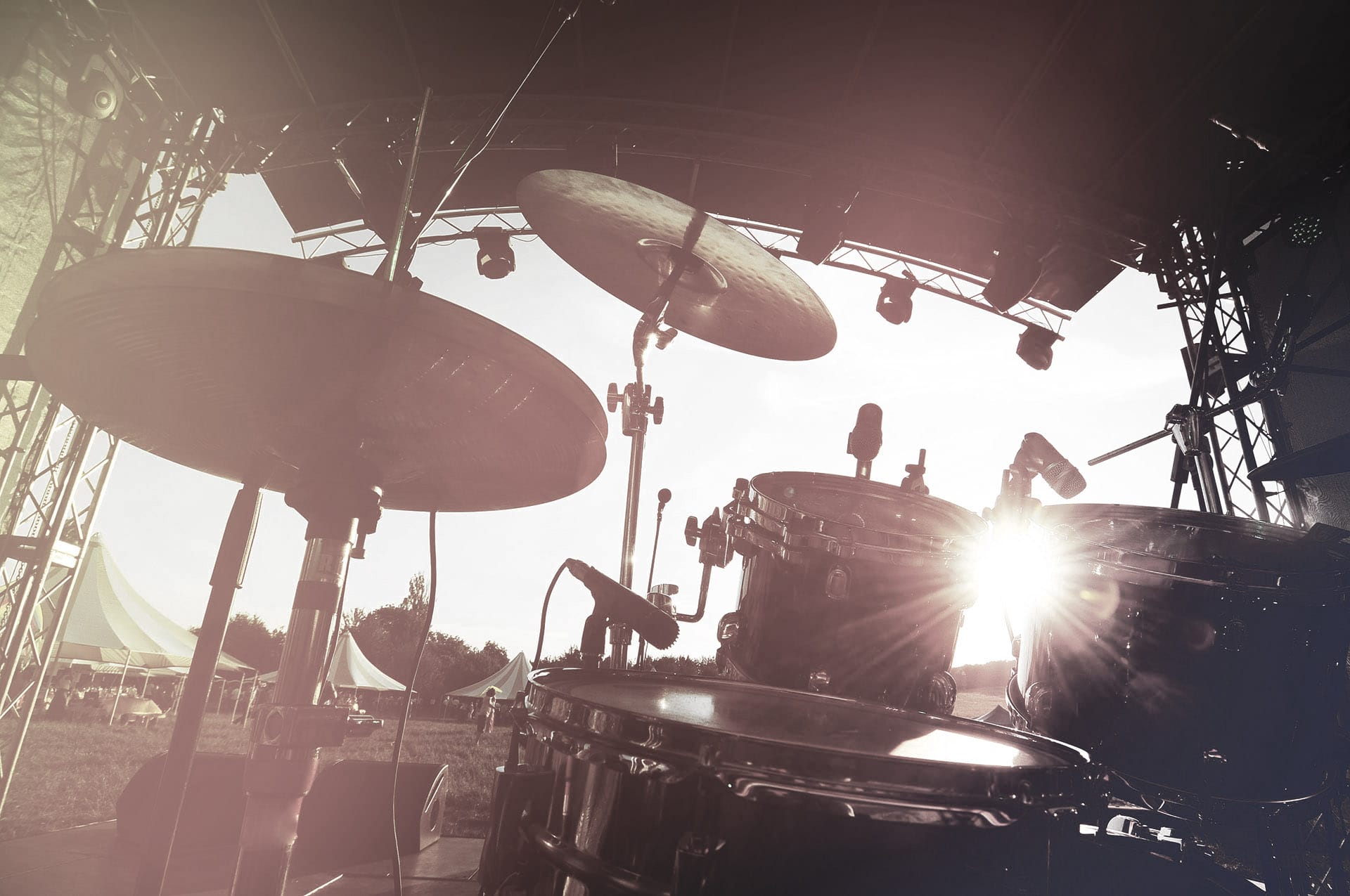 Ein Drumset auf einer Bühne bei Sonnenuntergang