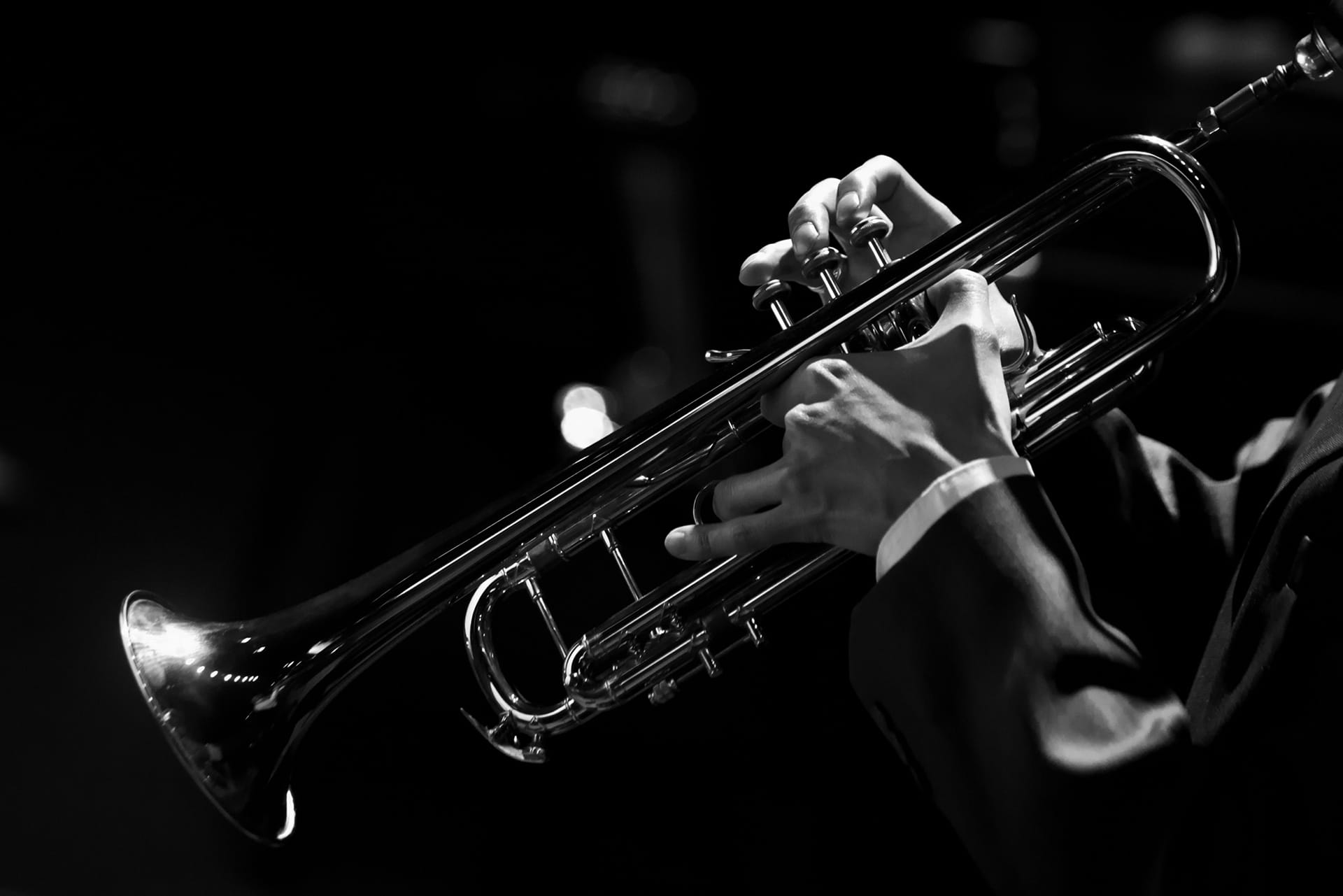 Ein Trompeter spielt die Trompete in einem Jazz-Club