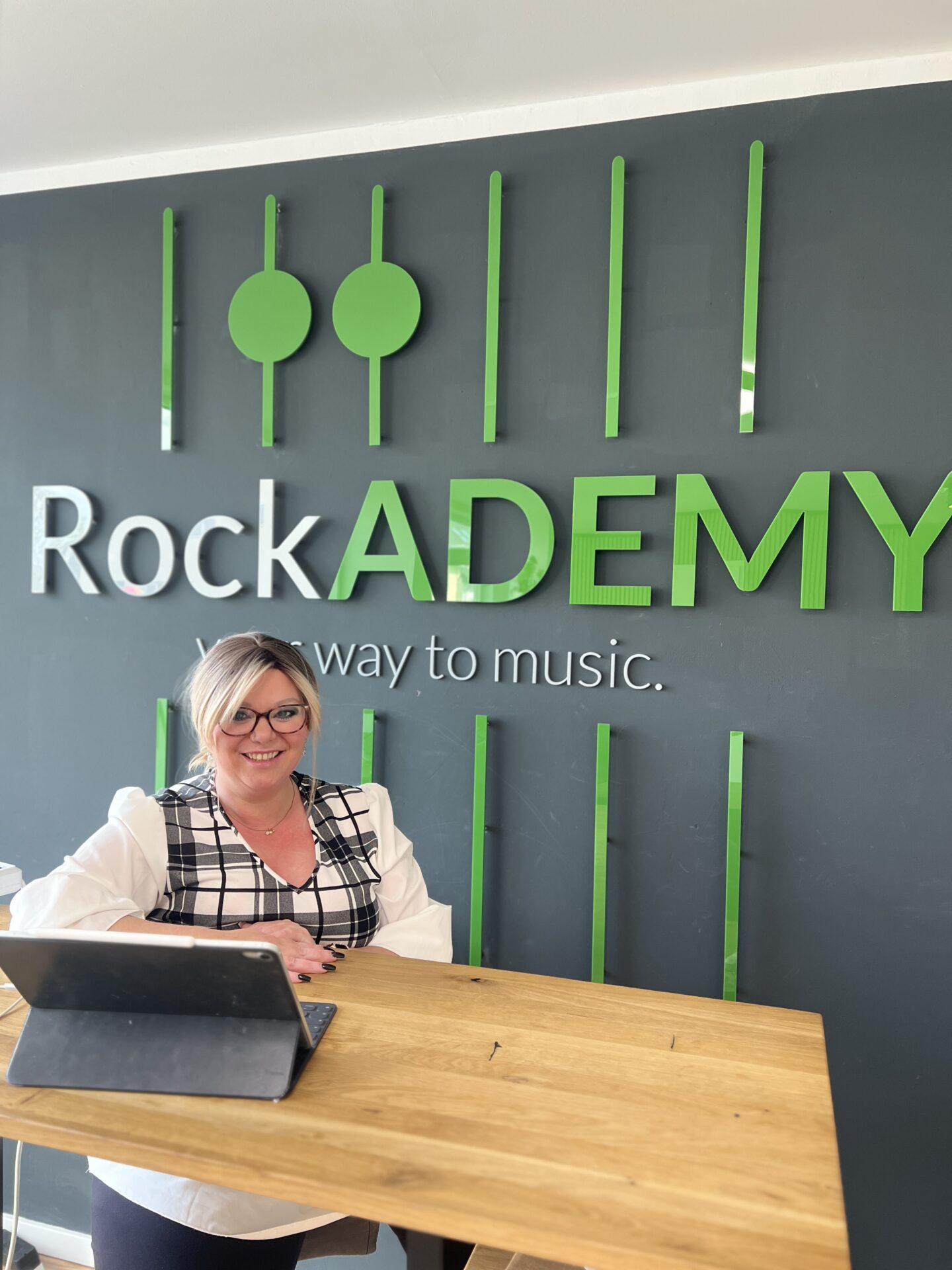 Sylvia Setzekorn am Empfang der RockADEMY