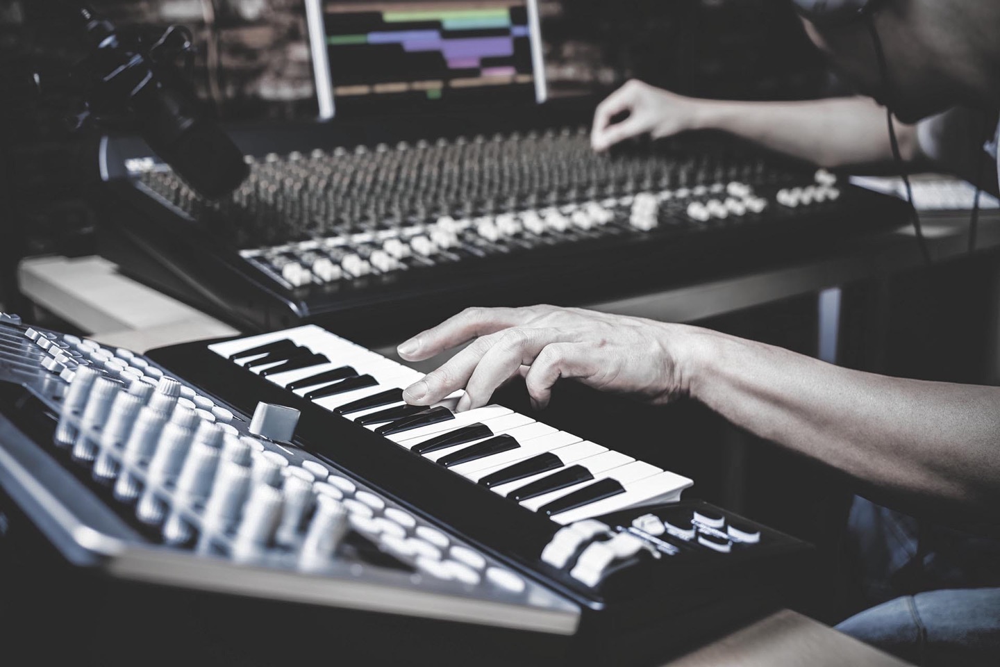 Synthesizer und Studiotechnik am Standort Pulheim